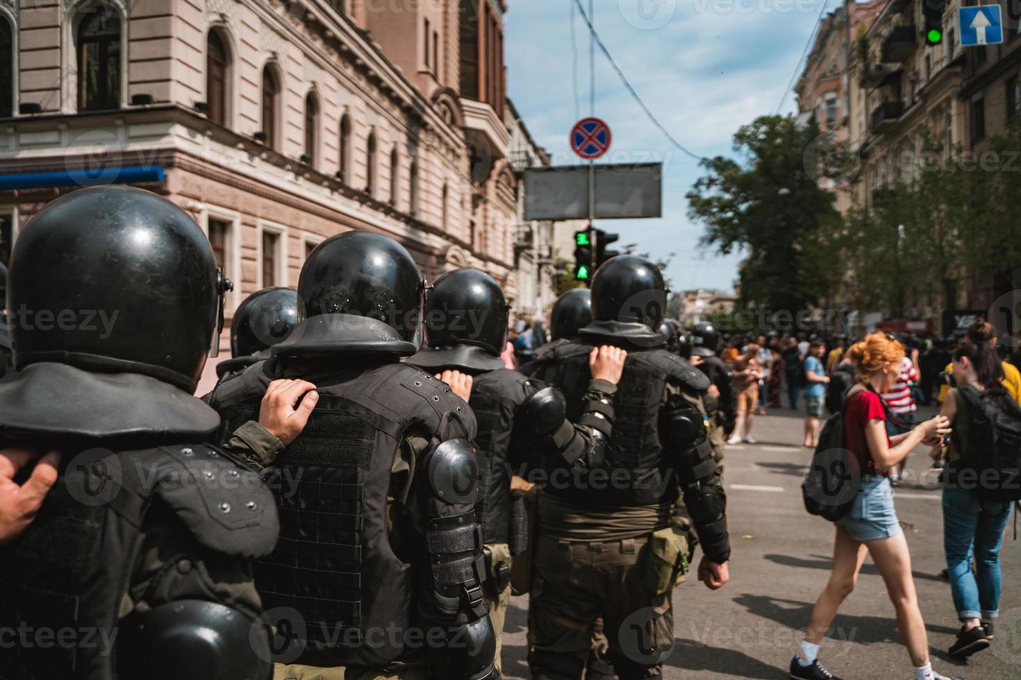 fuerza policial para mantener el orden en la zona durante la manifestación foto