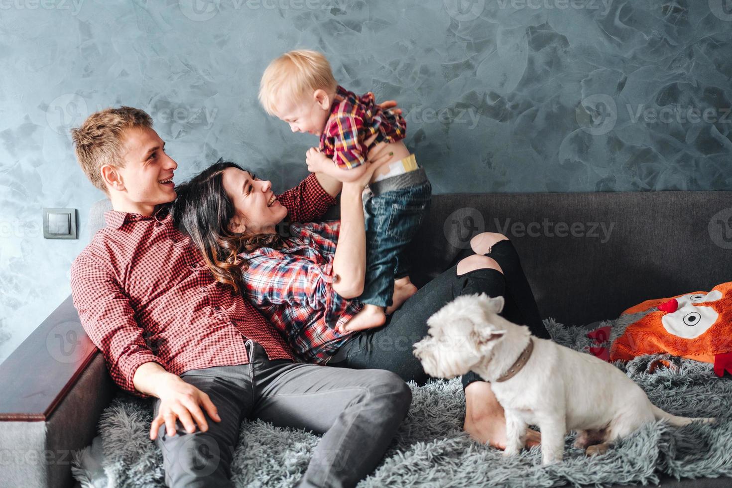 familia feliz con cachorro foto