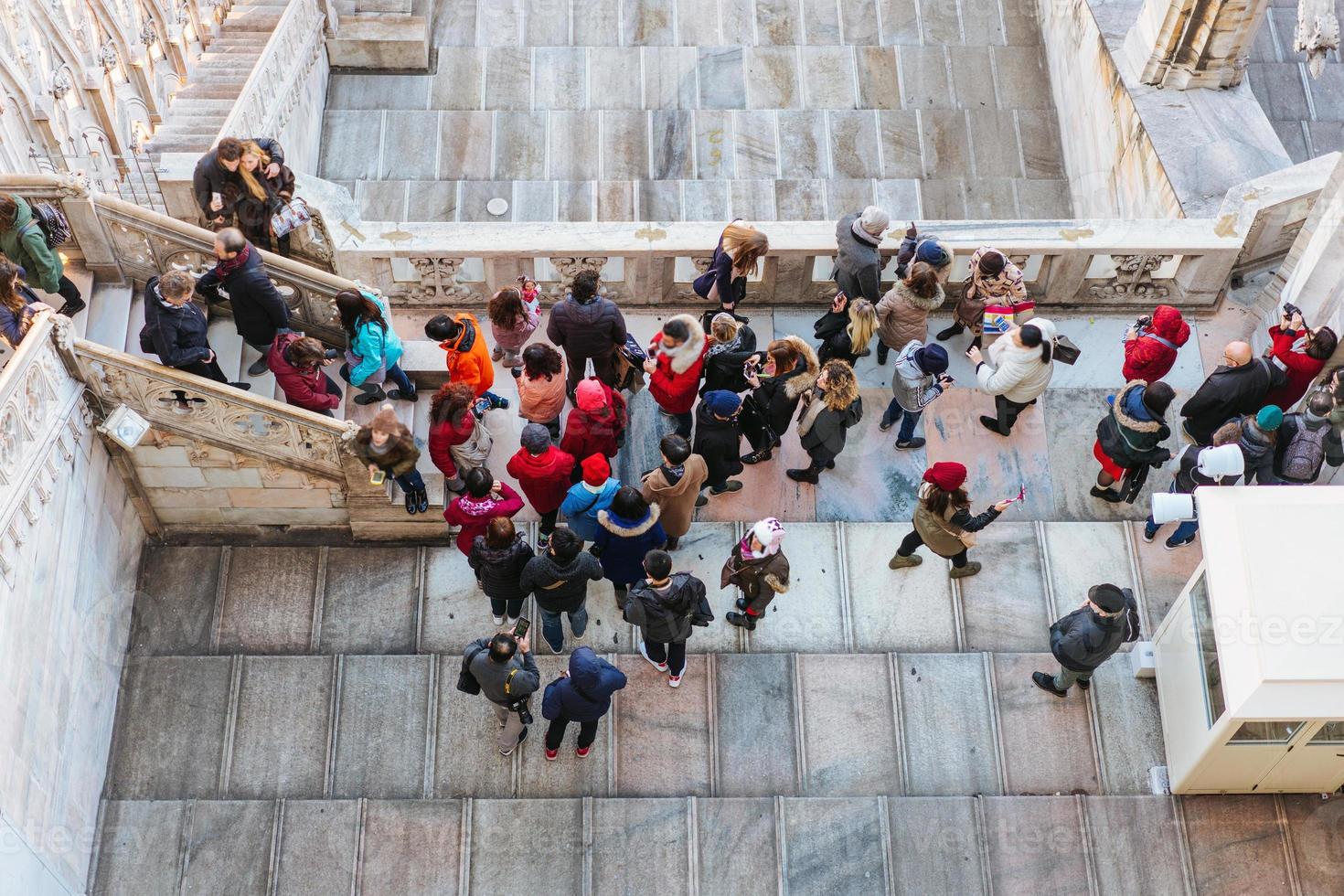 gente en la azotea de la catedral de milán. foto