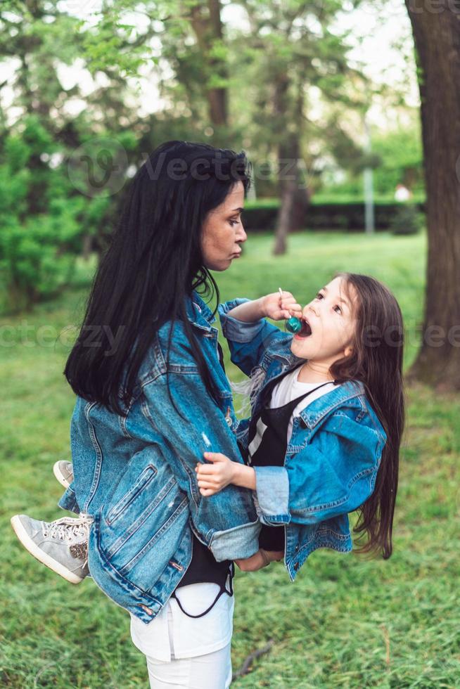 mamá e hija en el césped se divierten foto