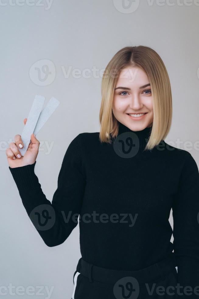 retrato de una mujer muy sonriente posando aislada foto