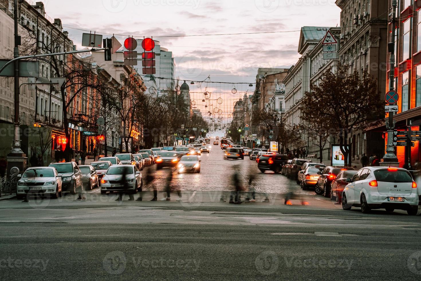 kiev, ucrania - 14 de abril de 2019 vista nocturna de las calles de kiev. alboroto urbano. calle bogdan khmelnitsky foto