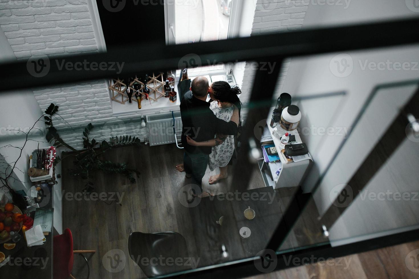 hombre y mujer en la cocina foto