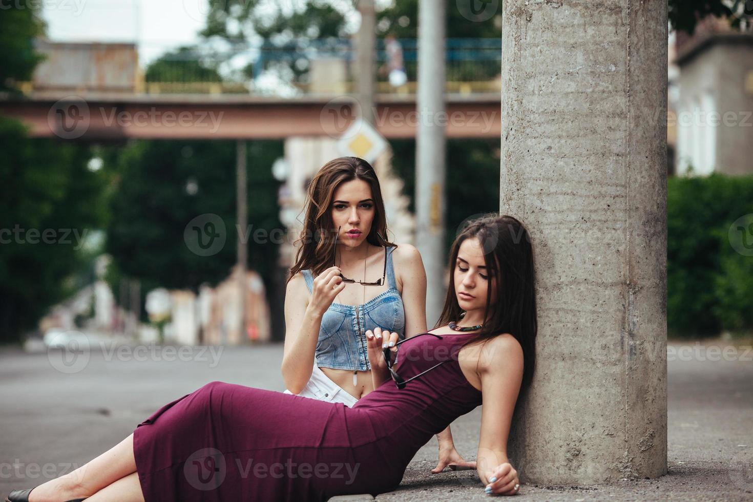 dos hermosas chicas jóvenes posando en la ciudad foto