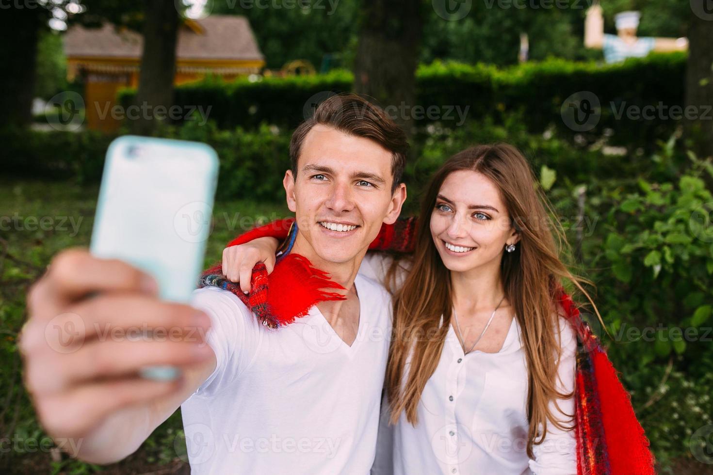 hermosa joven pareja hace selfie foto