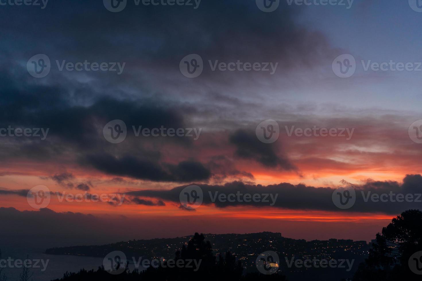 ciudad al atardecer foto desde la montaña