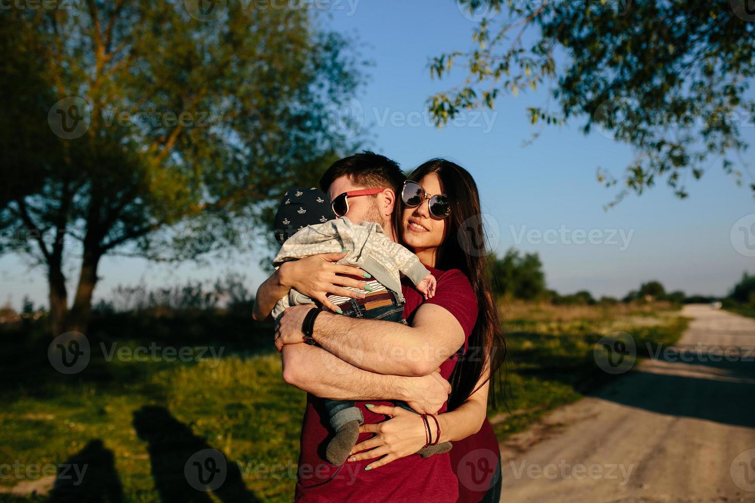 familia joven con un niño en la naturaleza foto