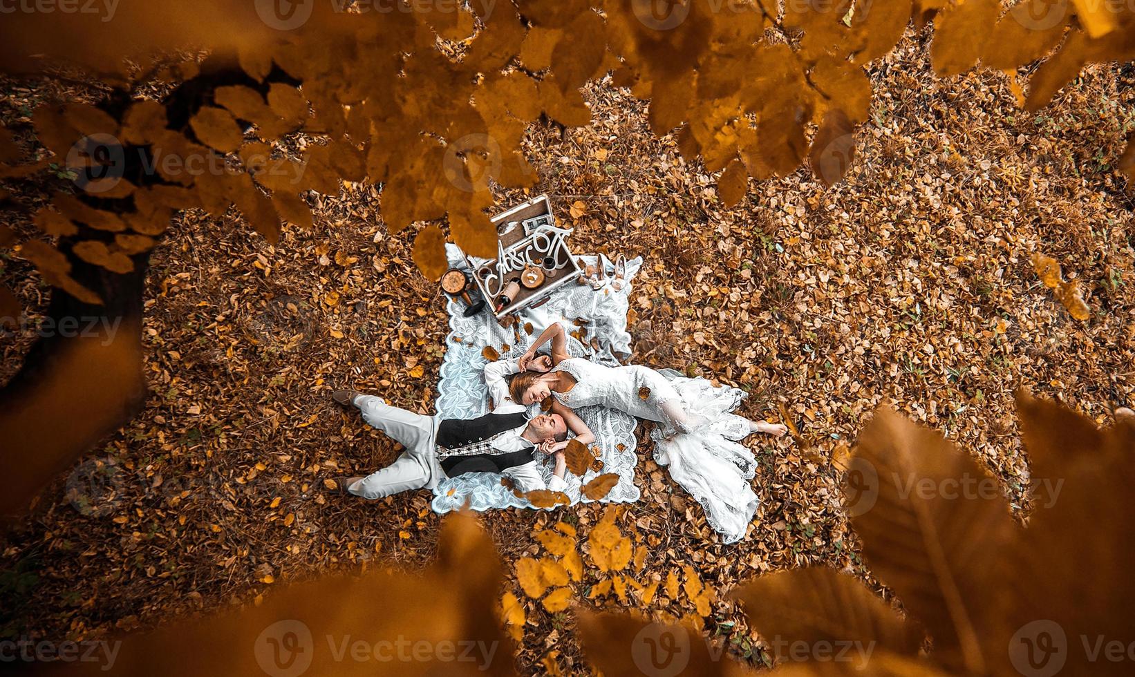 wedding couple lying under a tree photo