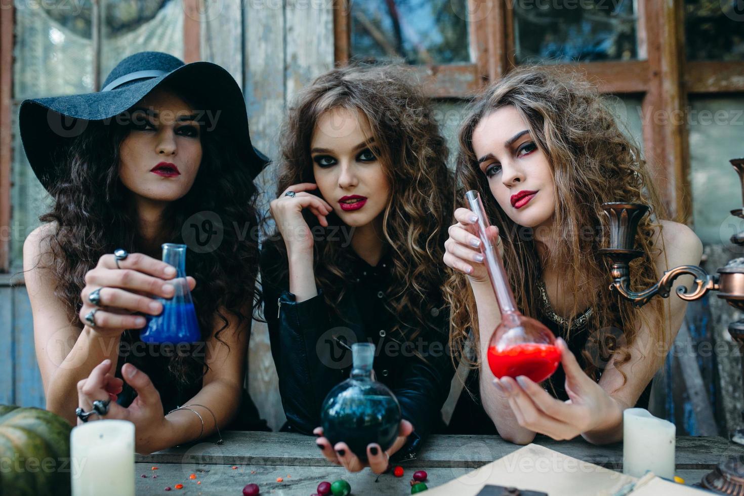 tres brujas en la mesa foto