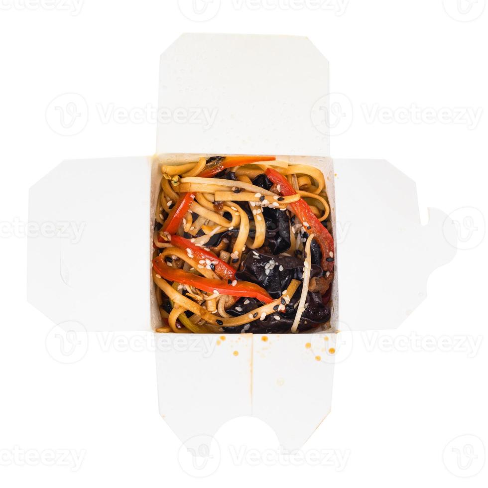 fideos udon con verduras en caja aislada foto