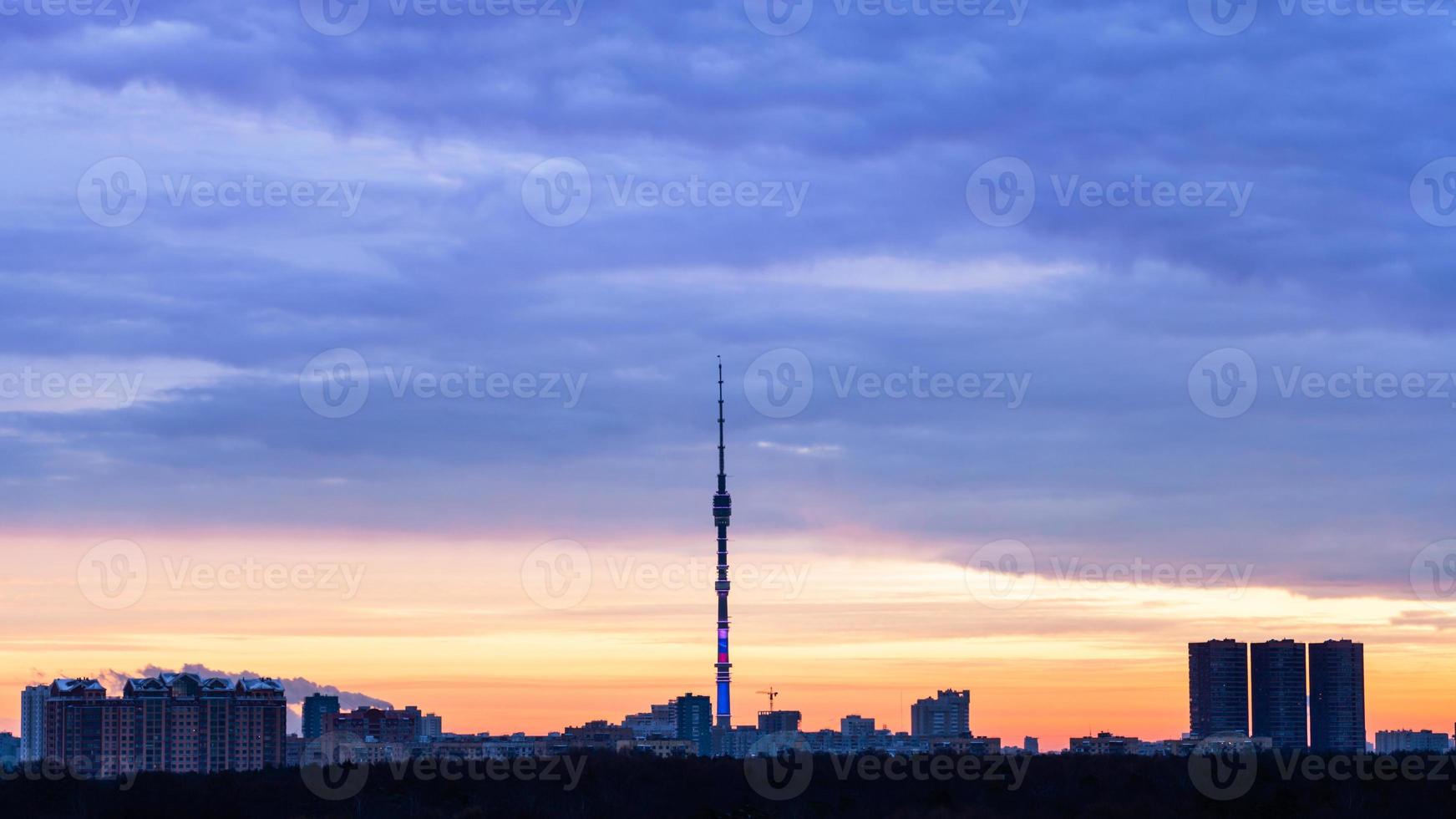 amanecer azul y panorama urbano con torre de televisión foto