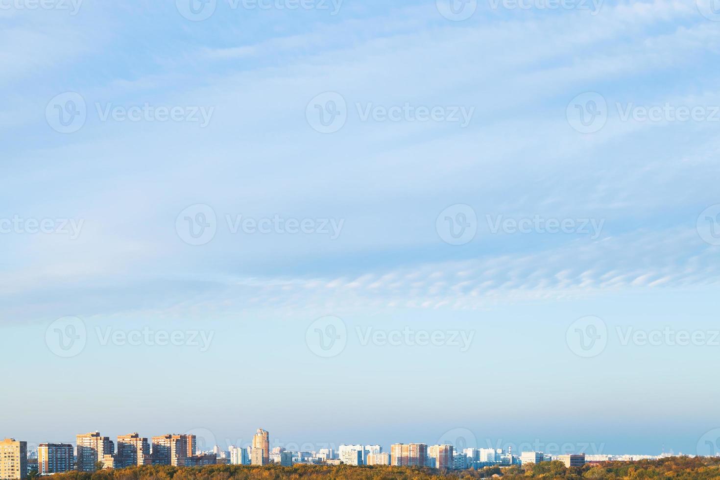 cielo azul de la tarde sobre el distrito residencial foto