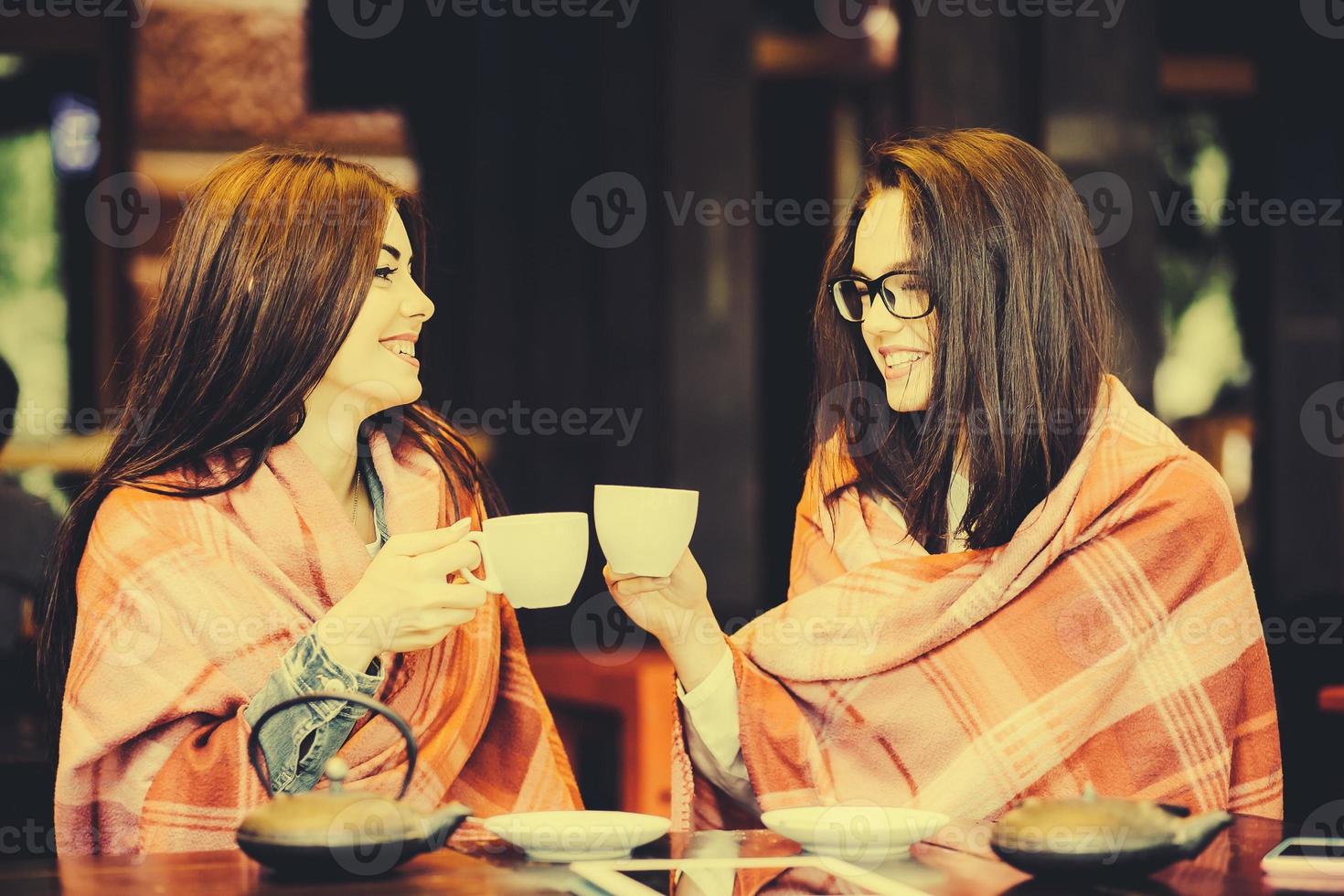 dos chicas jóvenes y hermosas cotilleando foto