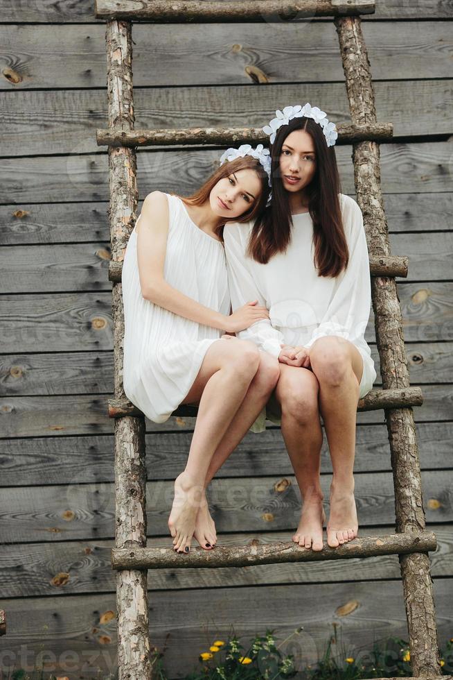 chicas encantadoras en una escalera foto