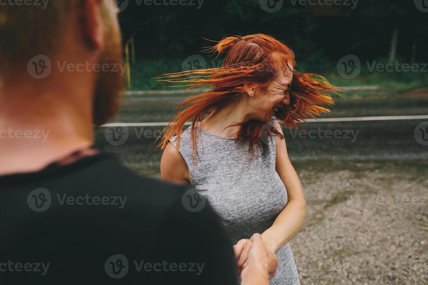 hermosa pareja disfrutando de la vida foto