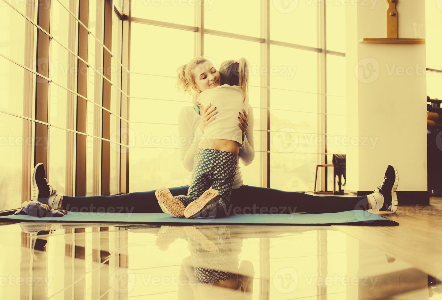 madre e hija abrazándose en el gimnasio foto