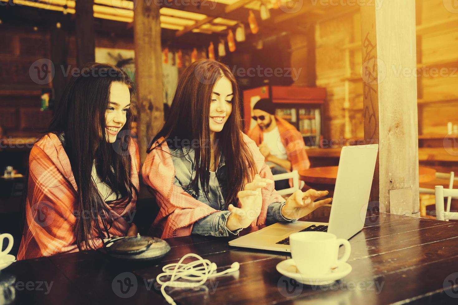 dos chicas viendo algo en la computadora portátil foto