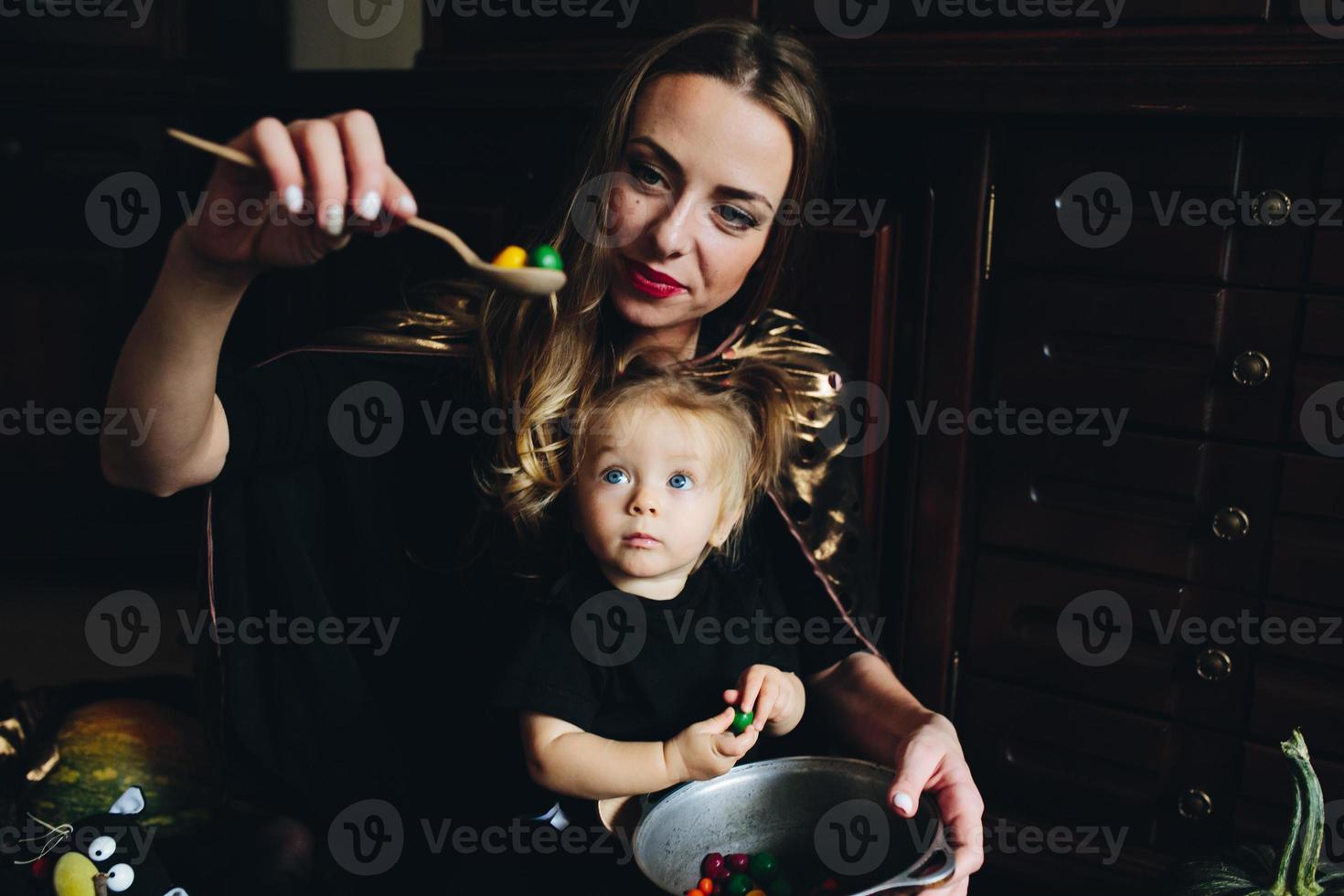 madre e hija jugando juntas en casa foto