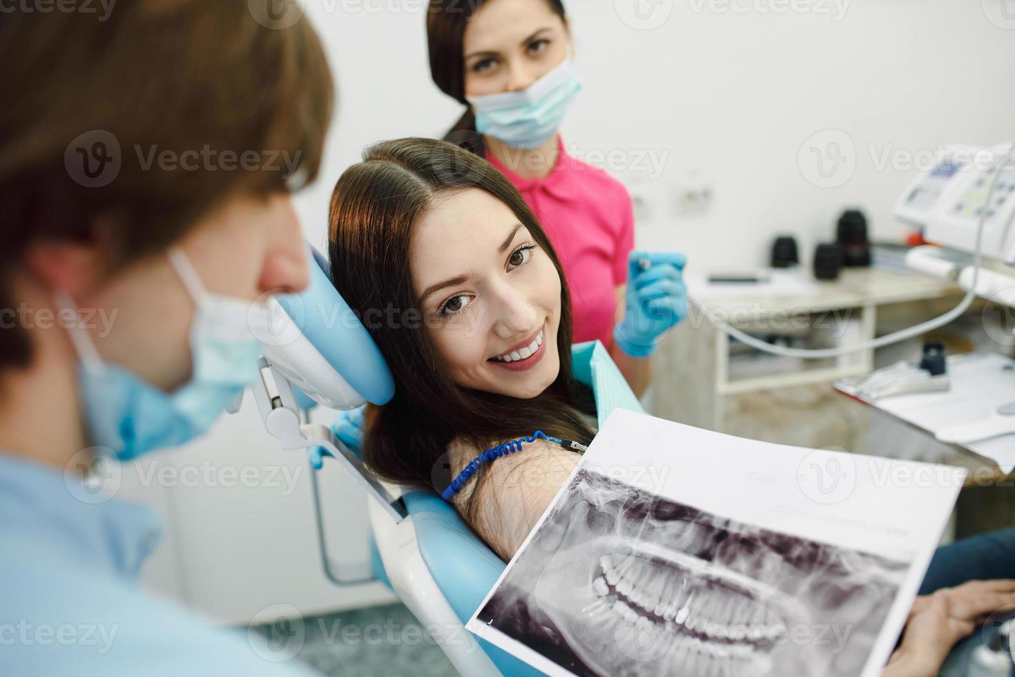 la chica de recepción en el dentista foto