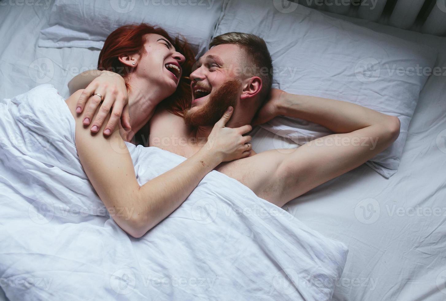 pareja joven en la cama juntos foto