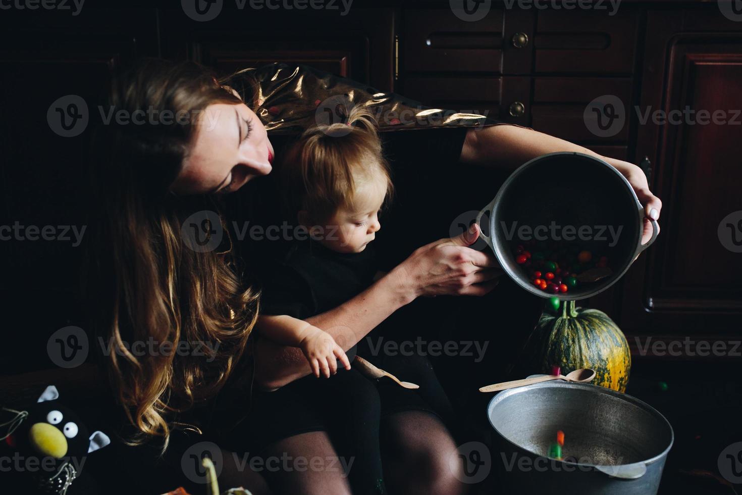 madre e hija jugando juntas en casa foto