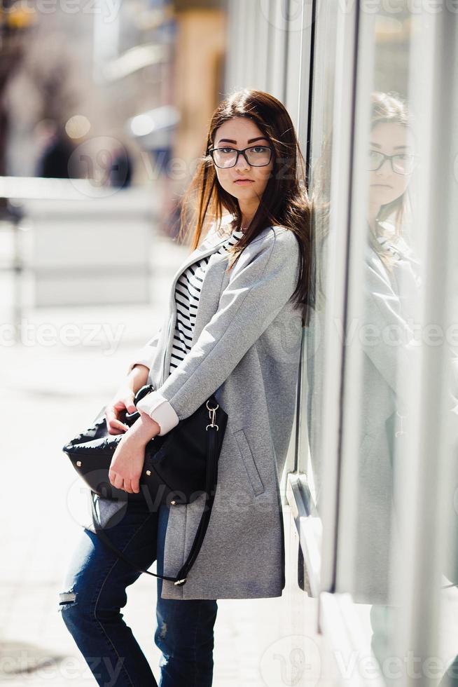 mujer hermosa en ropa casual foto