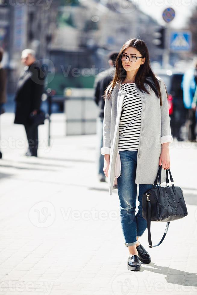 modelo encantadora en medio de la ciudad foto