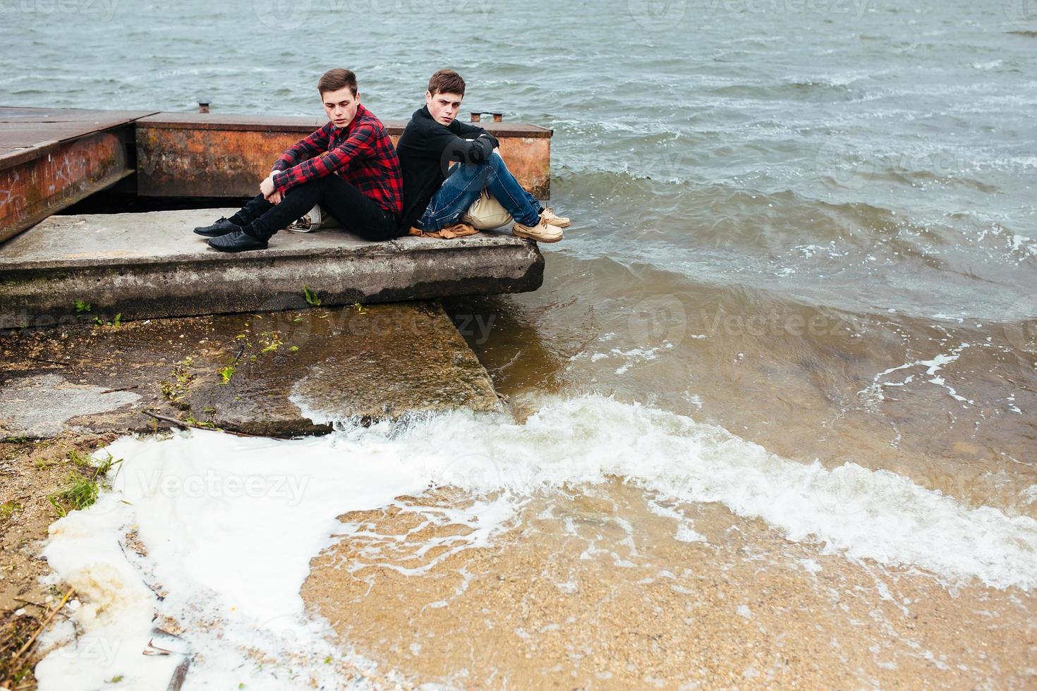 Dos amigos descansando en el muelle. foto