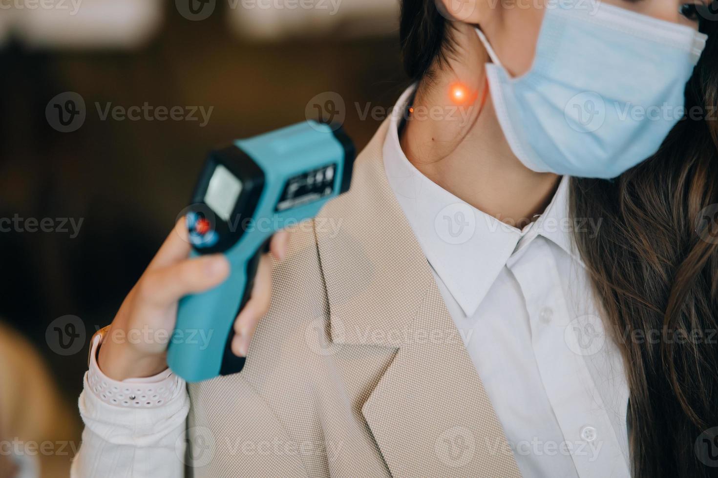 Measuring body temperature with contactless body thermometer 11455812