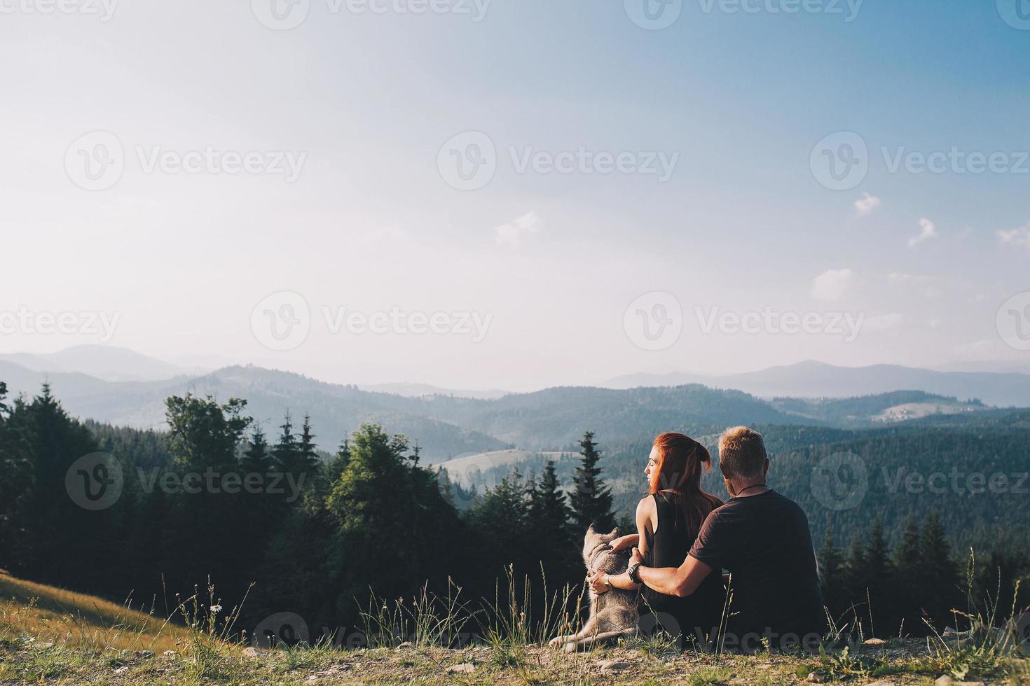 foto de una pareja en la montaña
