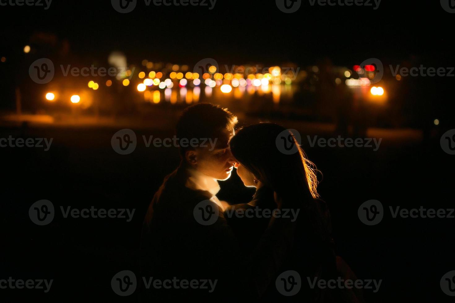 pareja en la ciudad de noche foto