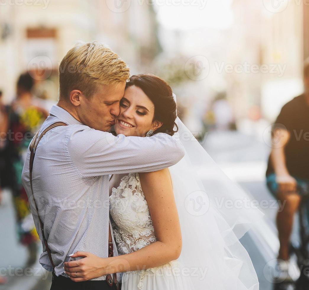 el novio abraza a la novia foto