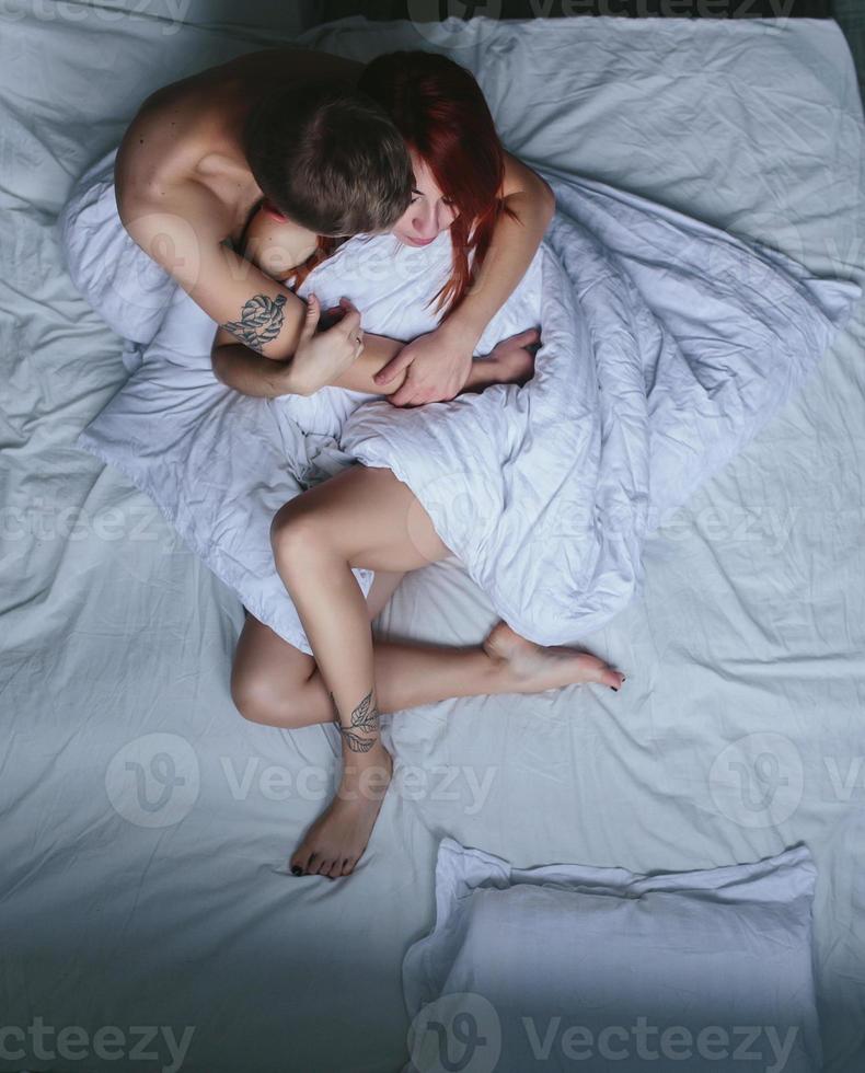 pareja joven en la cama juntos foto