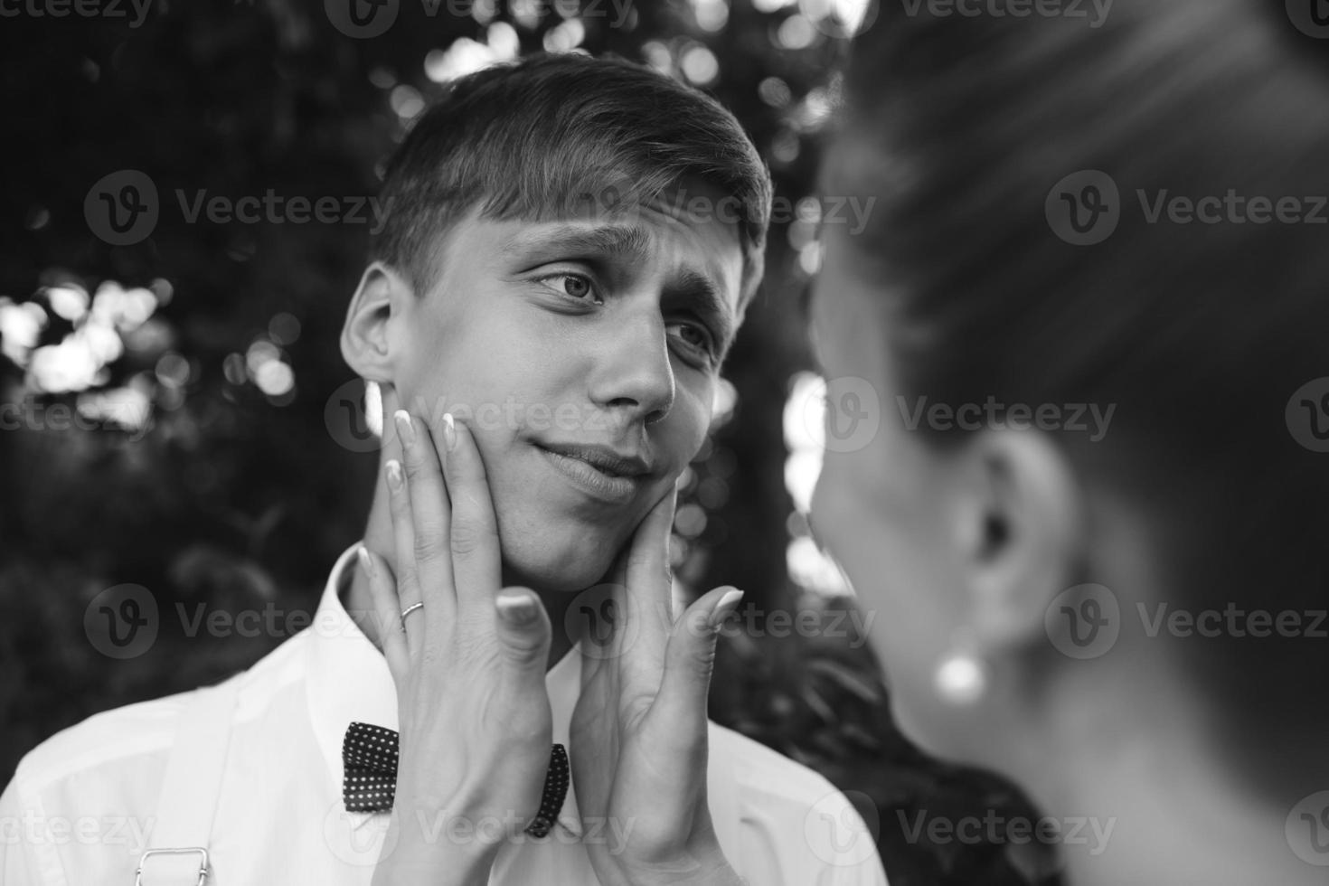 novia y novio en el bosque foto