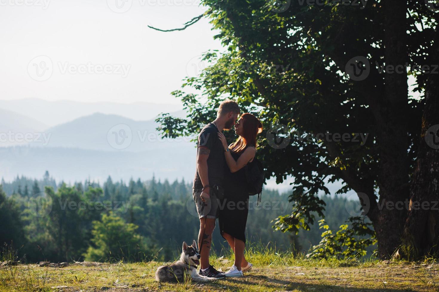 foto de una pareja en la montaña