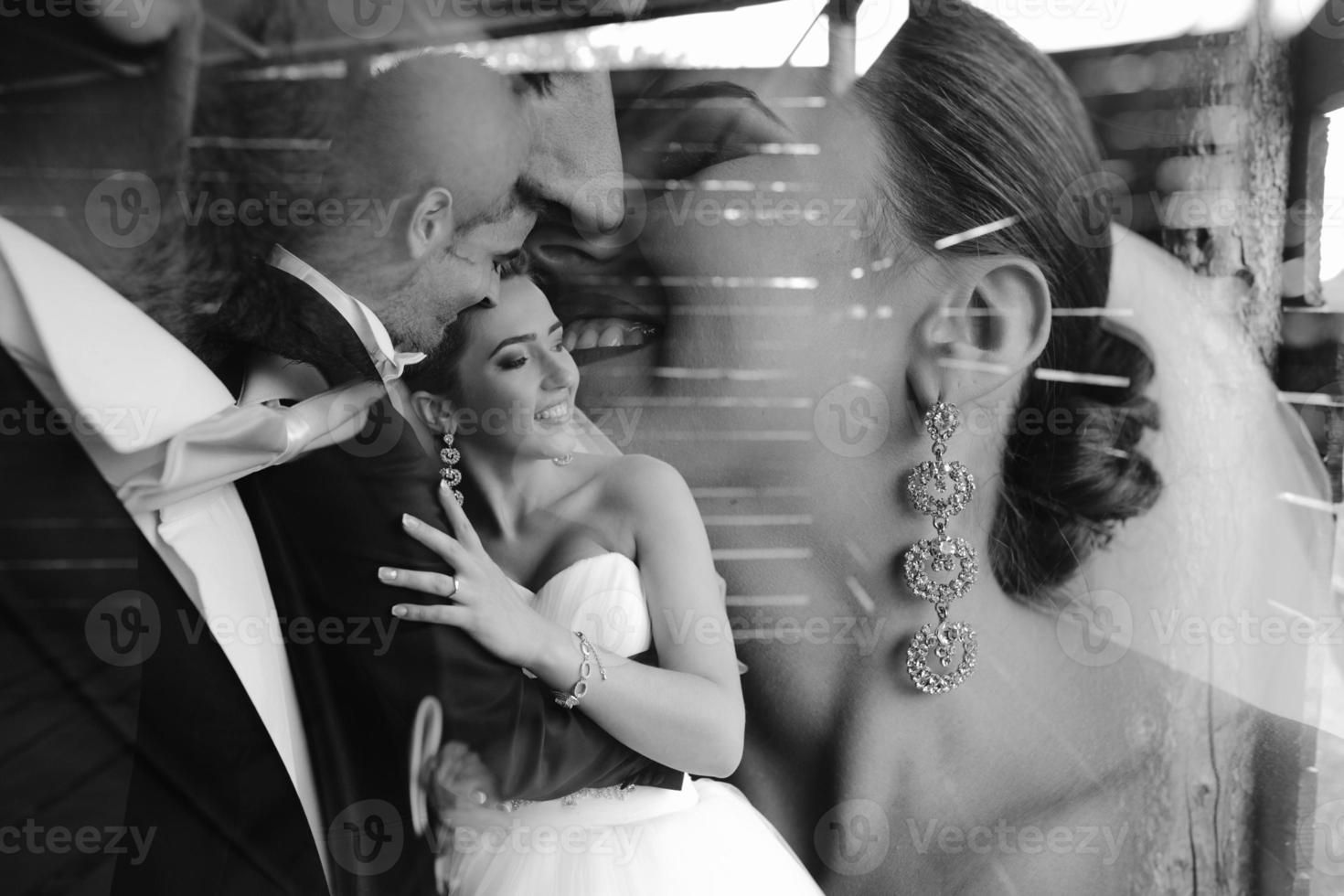 Foto de hermosa pareja en la naturaleza en cabaña de madera