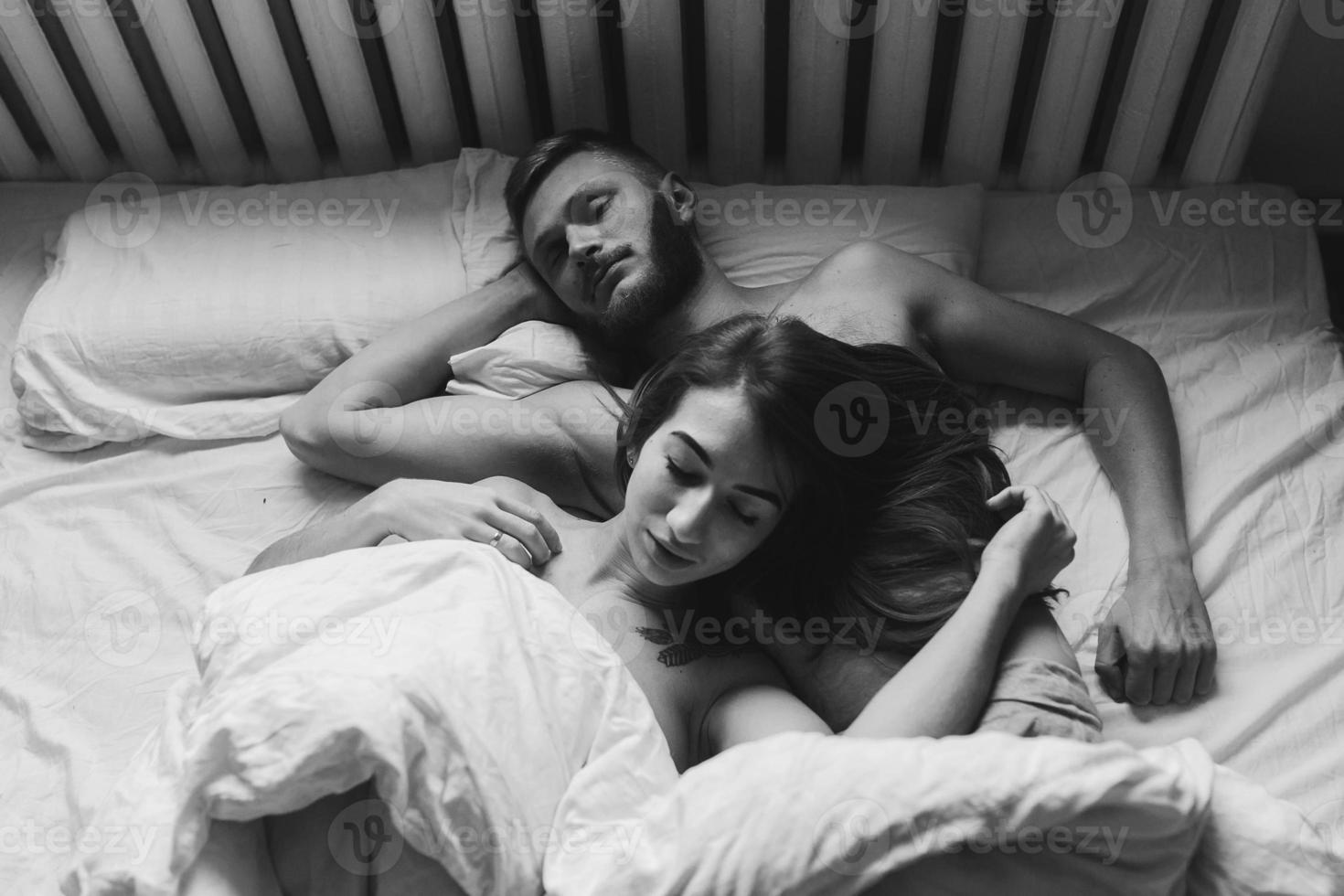 pareja joven en la cama juntos foto