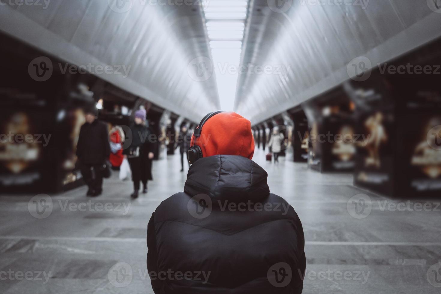 hombre de atrás en el metro. gente en metro foto