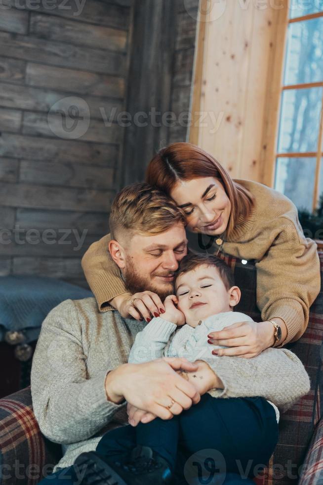 mamá, papá y su pequeño hijo pasan tiempo juntos foto