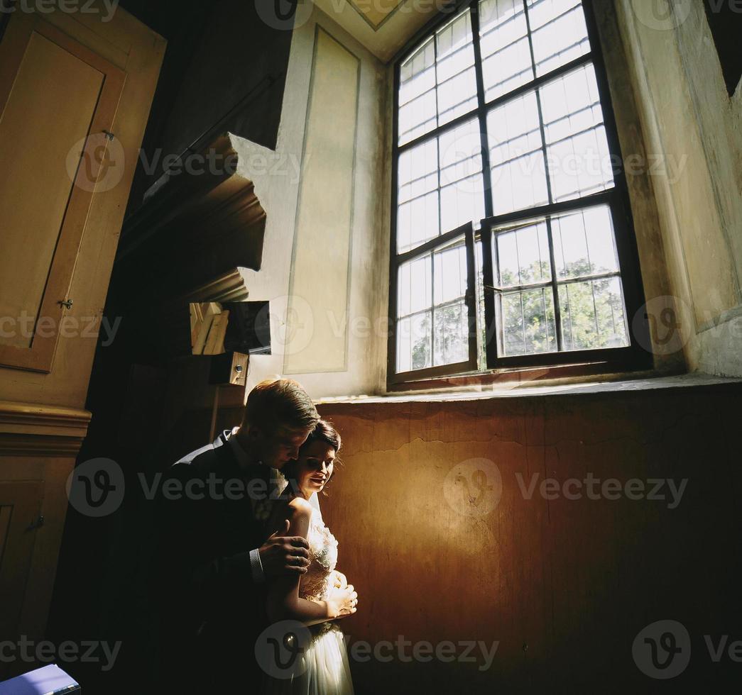 novia y novio en el fondo de una ventana. foto