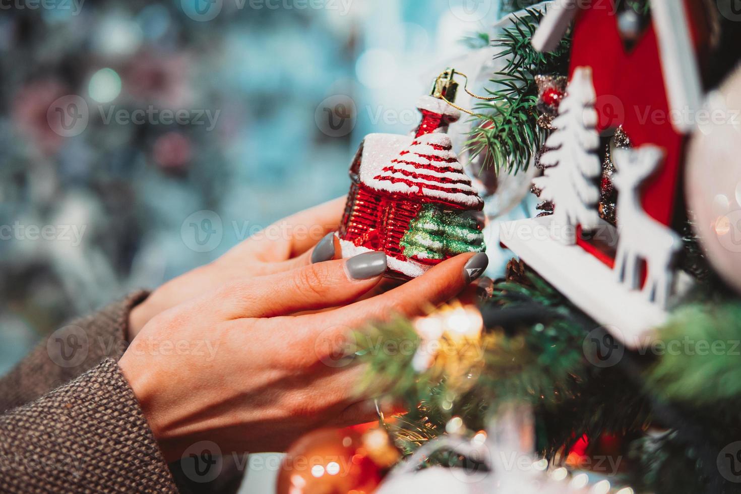 rama de árbol de navidad con juguetes foto