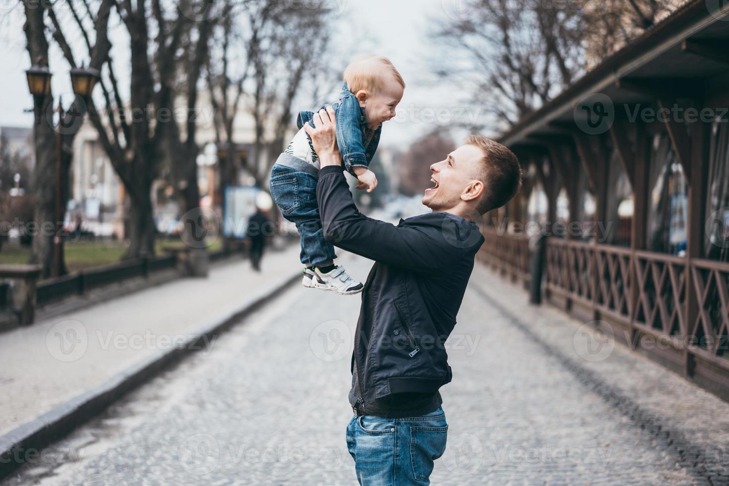 papá tiene un hijo en sus brazos foto