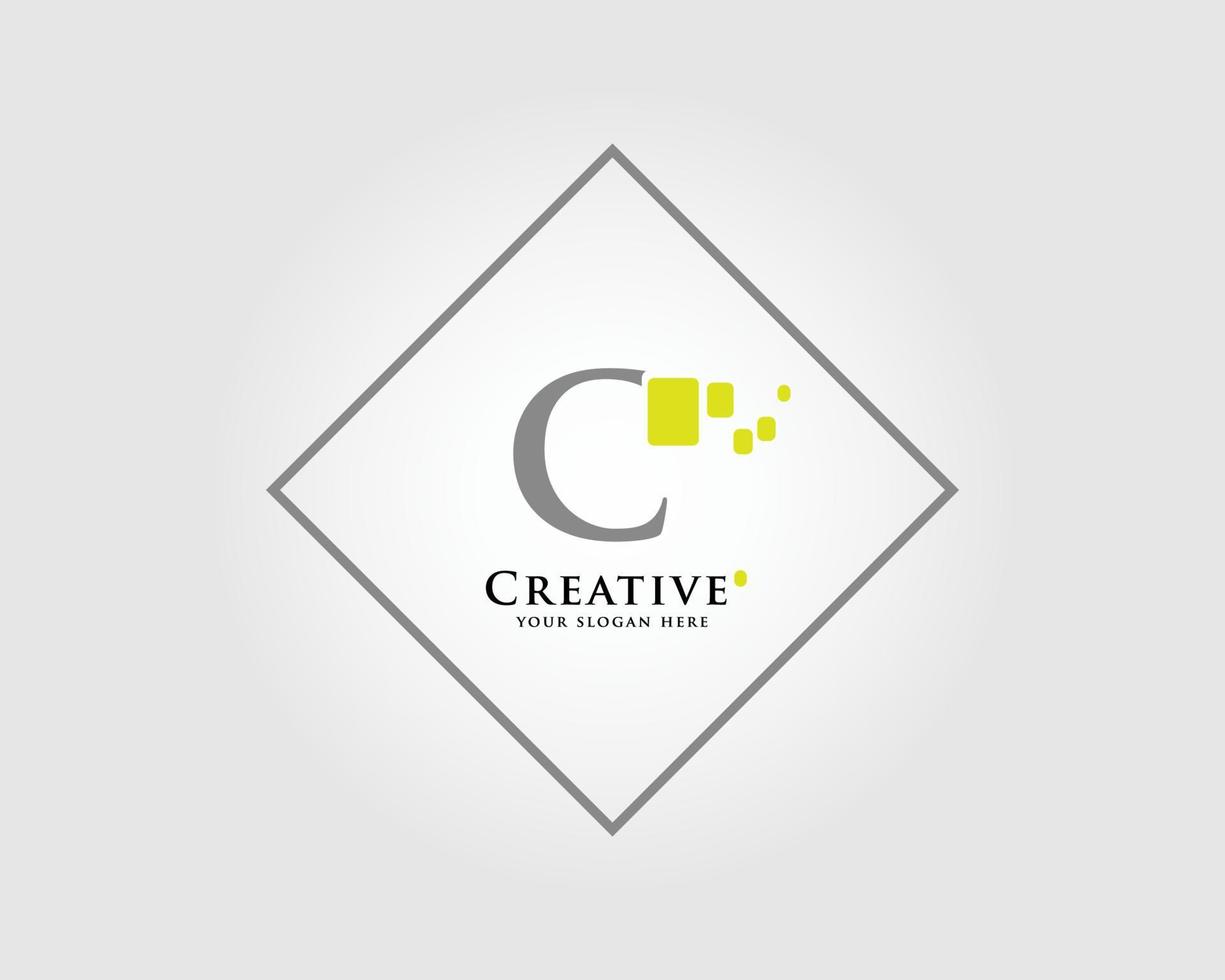 el diseño del logotipo de la letra c con una combinación de cuadrados verdes es adecuado para su marca comercial. vector