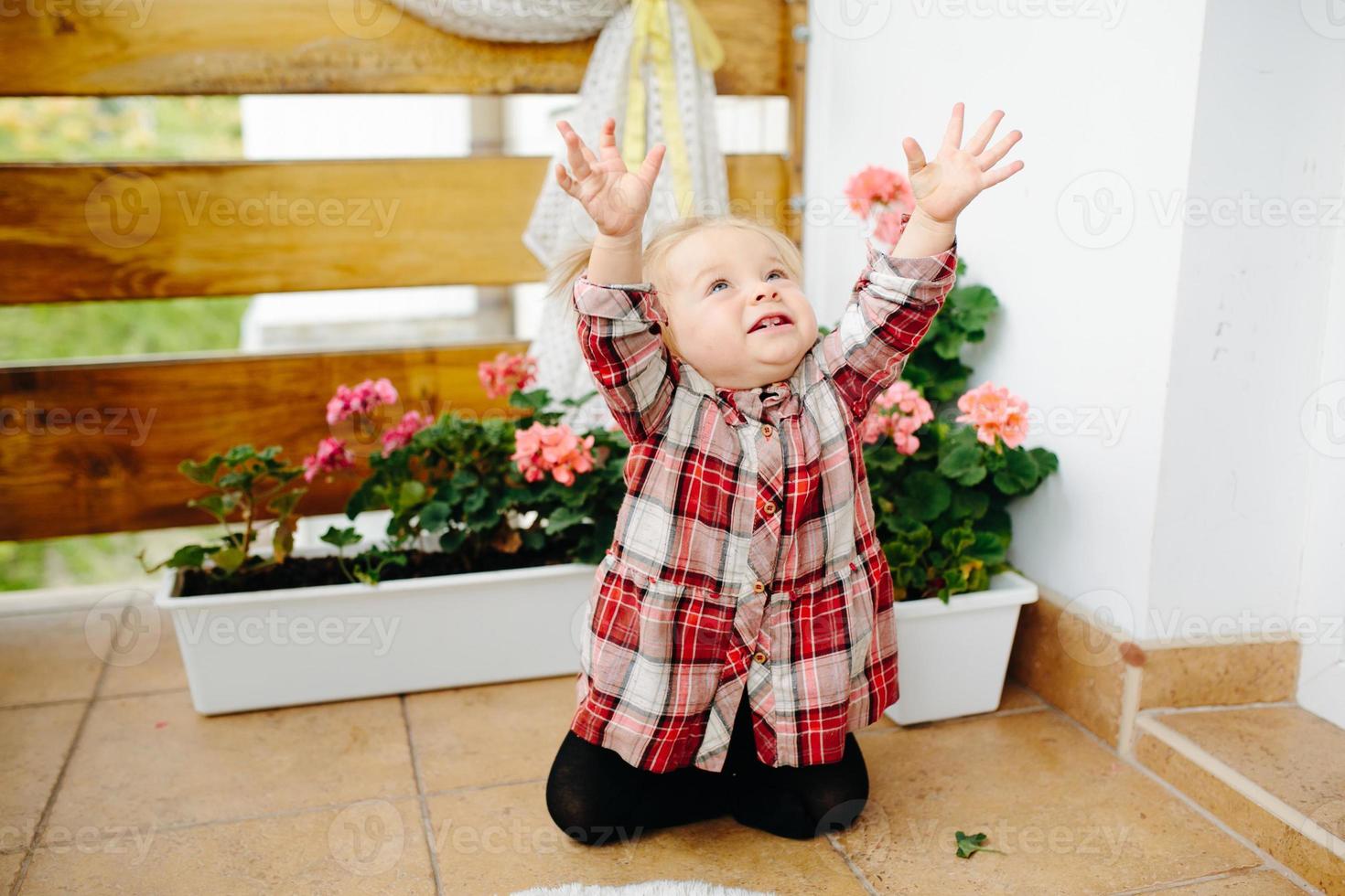 niña jugando en el balcón foto