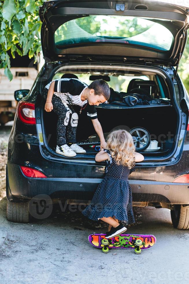 niño y niña jugando en el auto foto