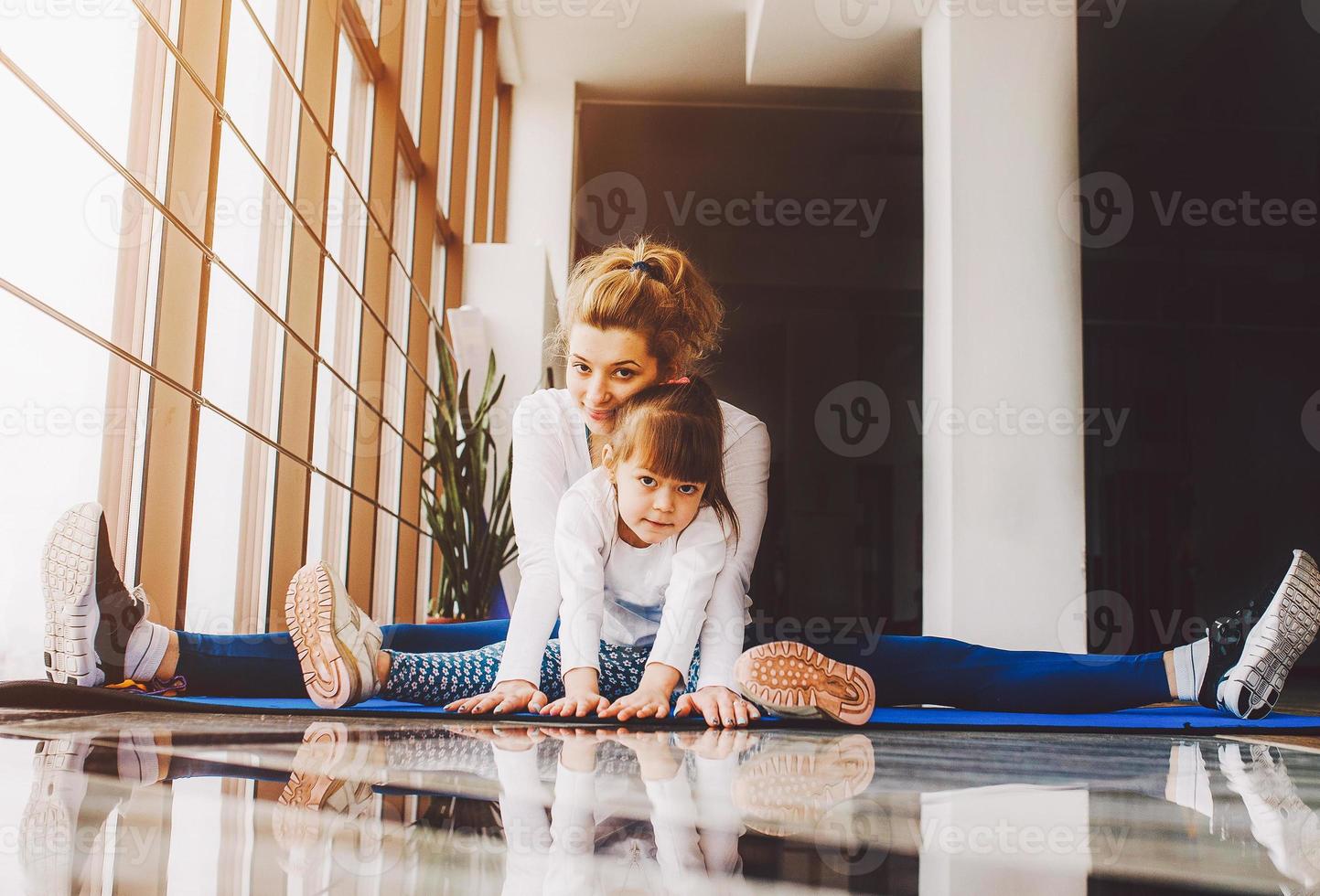 familia encantadora pasa tiempo en el gimnasio foto