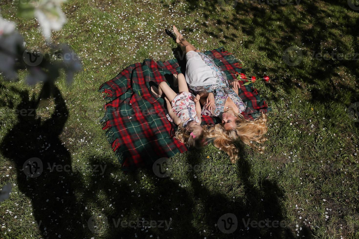 madre e hija en el jardin foto