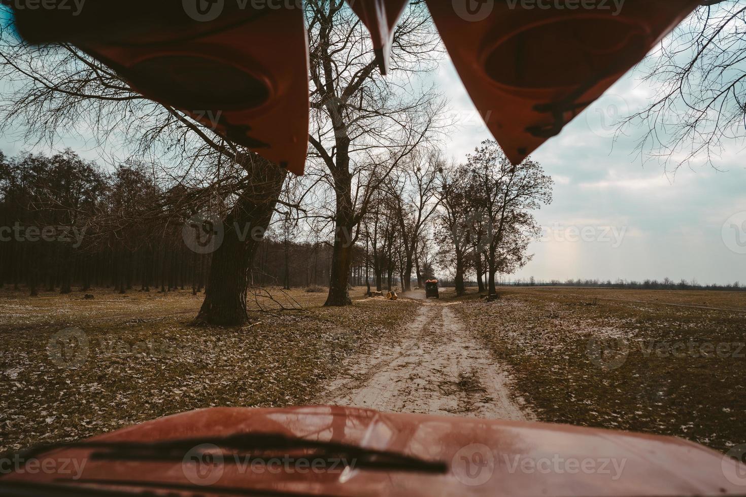SUV conduciendo por un camino de tierra vista a través del parabrisas foto