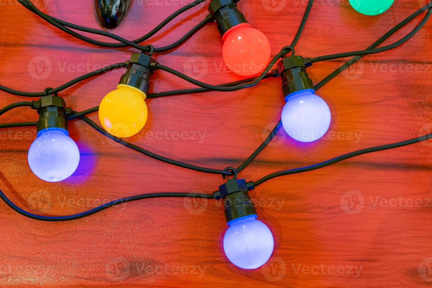 bombilla garlamd sobre fondo de madera. espacio para su mensaje. tarjeta de creación festiva foto