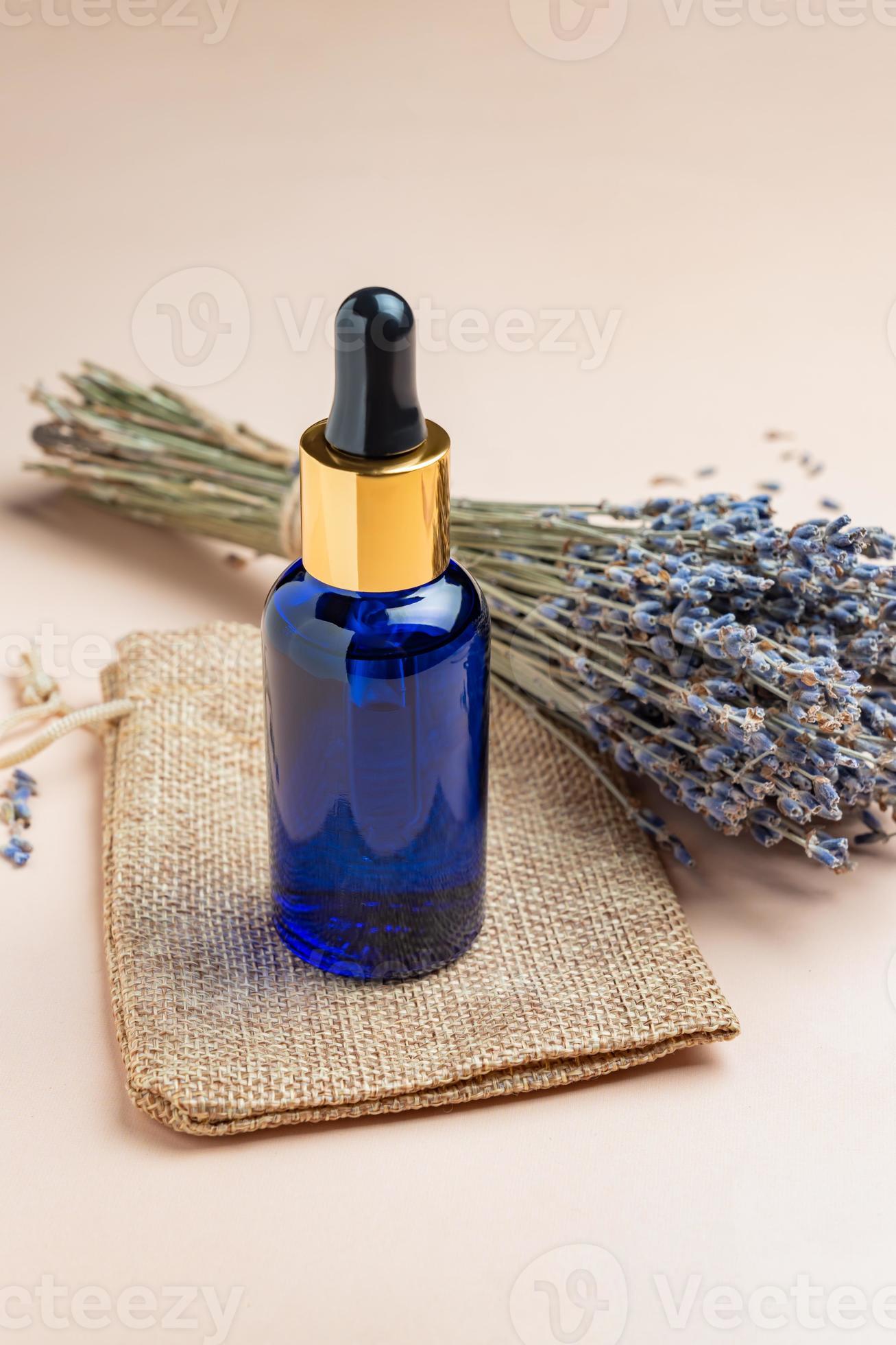 Productos para el cuidado de la salud con semillas de lavanda en un  recipiente Fotografía de stock - Alamy